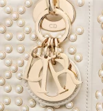 DIOR / MINI LADY DIOR BAG Latte Crinkle-Effect Lambskin with White Resin Half-Pearl Cannage Motif M0505OWFX_M941 - 图片 6