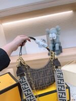 FENDI half moon bag Underarm bag with chain strap Size: 25*18cm - 图片 4