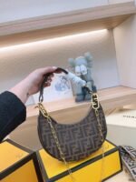 FENDI half moon bag Underarm bag with chain strap Size: 25*18cm - 图片 5