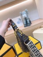 FENDI half moon bag Underarm bag with chain strap Size: 25*18cm - 图片 7