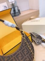 FENDI half moon bag Underarm bag with chain strap Size: 25*18cm - 图片 8