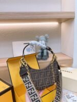 FENDI half moon bag Underarm bag with chain strap Size: 25*18cm - 图片 2