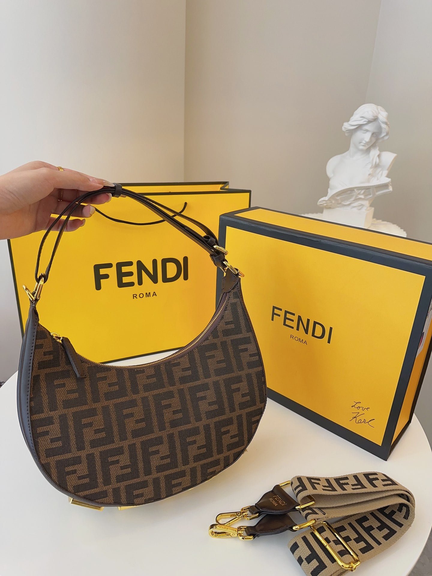 i1689819165_6600_6 FENDI half moon bag Underarm bag Size: 28*16cm - 图片 1