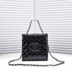 Chanel small fragrant wind Ringer chain small square bag first layer oil wax 3081 size: 20*21cm