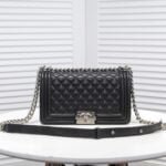 Chanel Lamb skin chain crossbody bag with sliver hardware size: 25*15*9cm