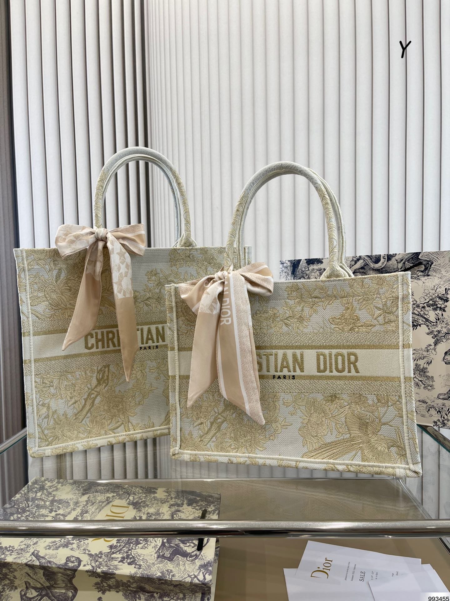 i1680526385_509_2 Dior BOOK Canvas tote size: 41*32/36*27cm - 图片 1