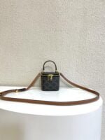 CELINE 23s Spring/Summer - Mini smooth leather makeup case Presbyopia pattern 8080 Size: 9.5* 8* 9cm