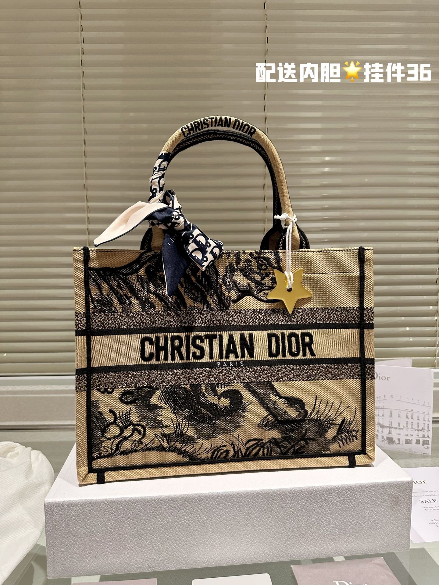 i1682785174_249_0 Dior 3D embossment book tote bag size: 42cm /36cm - 图片 1