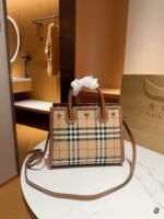 Burberry title Hand-held crossbody tote bag size: 26cm