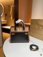 Burberry title Hand-held crossbody tote bag size: 26cm