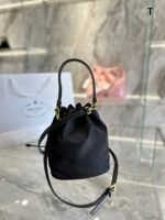 Prada  Nylon waterproof drawstring bucket bag size: 19*12*22cm - 图片 3