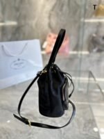 Prada  Nylon waterproof drawstring bucket bag size: 19*12*22cm - 图片 2
