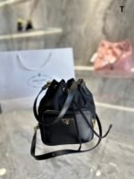 Prada  Nylon waterproof drawstring bucket bag size: 19*12*22cm - 图片 4