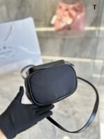 Prada  Nylon waterproof drawstring bucket bag size: 19*12*22cm - 图片 5