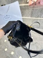 Prada  Nylon waterproof drawstring bucket bag size: 19*12*22cm - 图片 6