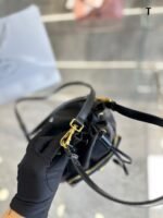 Prada  Nylon waterproof drawstring bucket bag size: 19*12*22cm - 图片 7