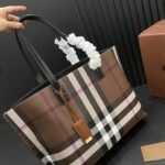 Burberry tote Shopping bag size: 34*26cm