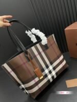 Burberry tote Shopping bag size: 34*26cm