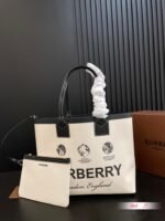 Burberry tote Shopping bag size: 34*26cm